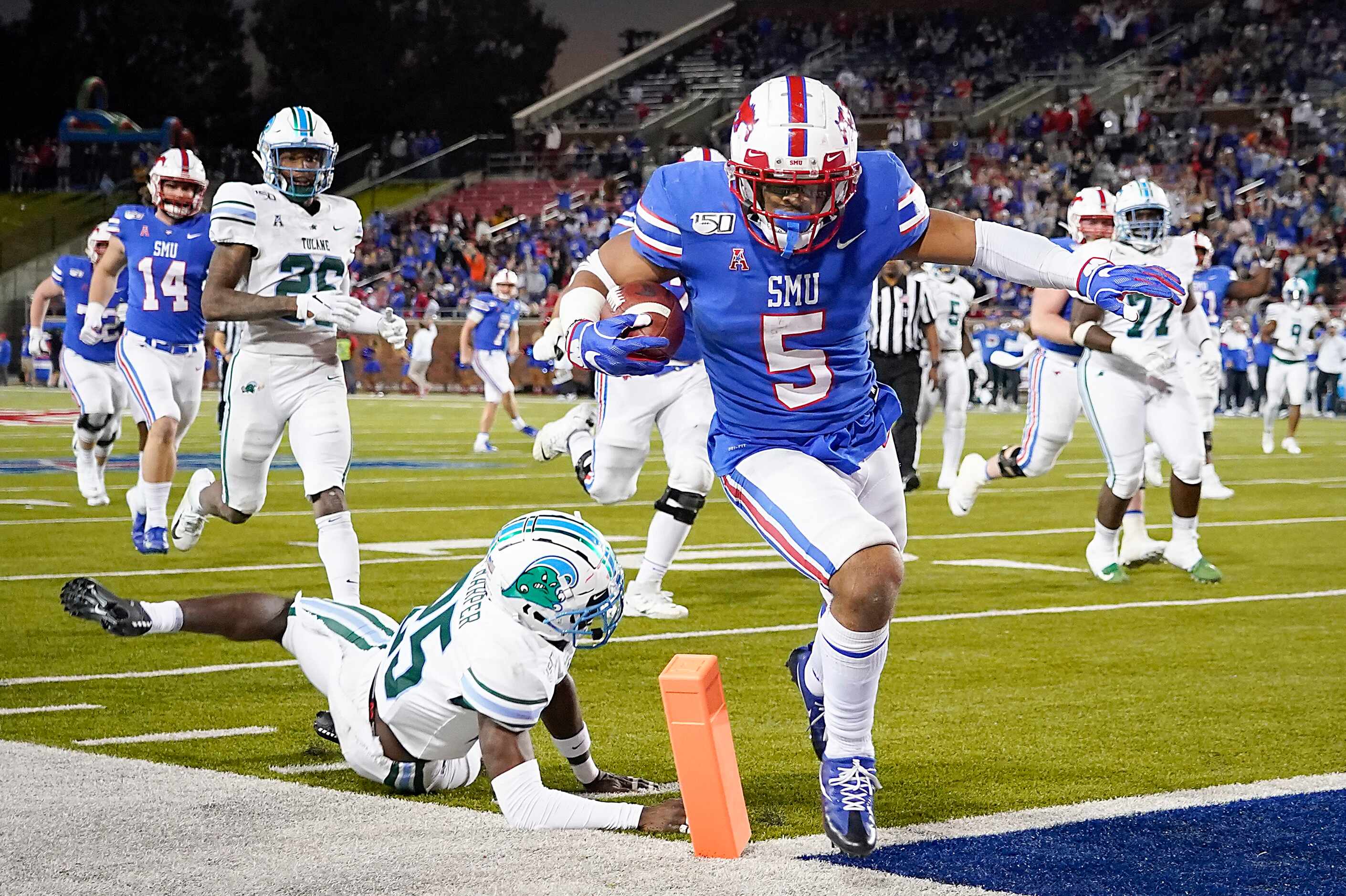 SMU running back Xavier Jones (5) scores on a 25-yard touchdown run past Tulane safety Will...