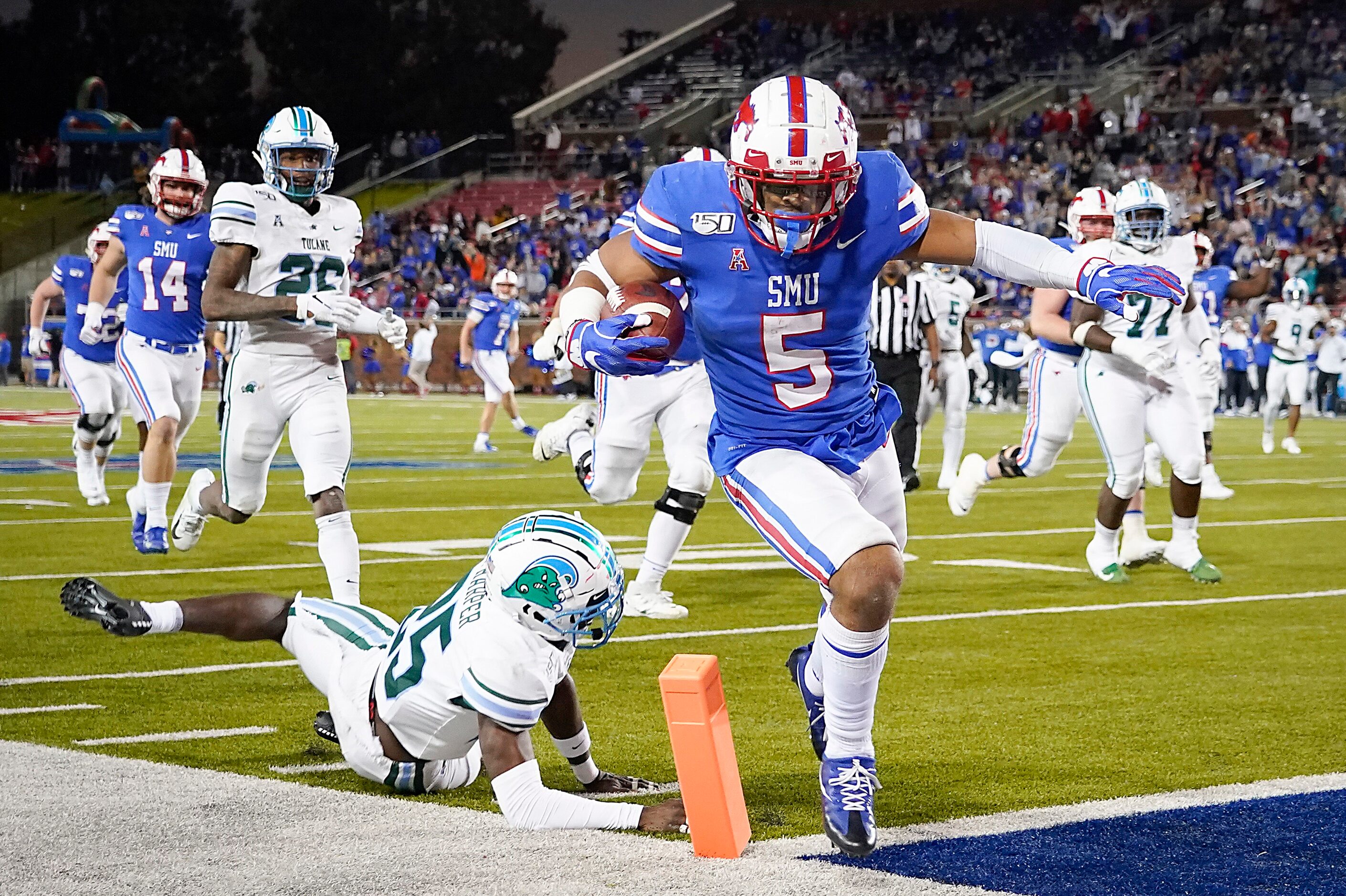 SMU running back Xavier Jones (5) scores on a 25-yard touchdown run past Tulane safety Will...