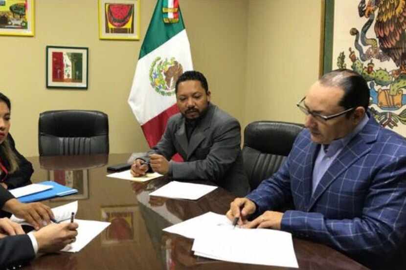 El cónsul de México en Dallas, Francisco de la Torre, ha firmado varios convenios en los...