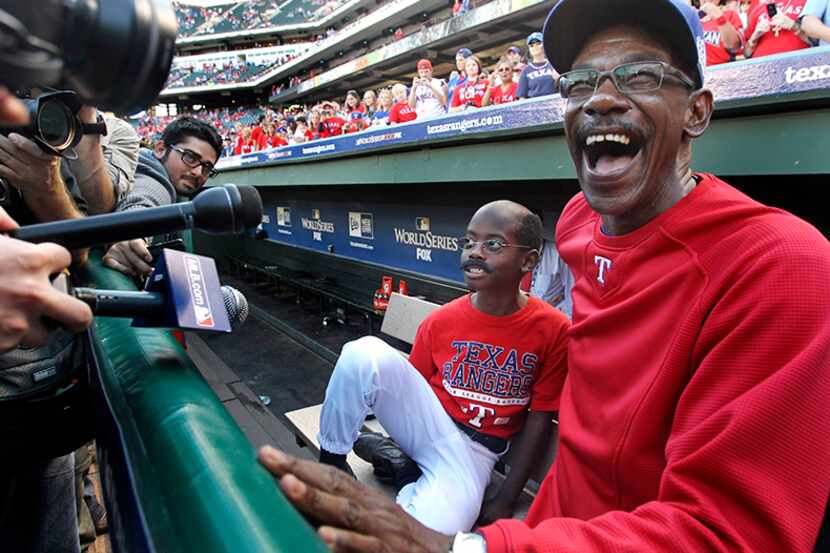  October 31, 2010--Texas Rangers manager Ron Washington, right, Â laughs as he visits with...