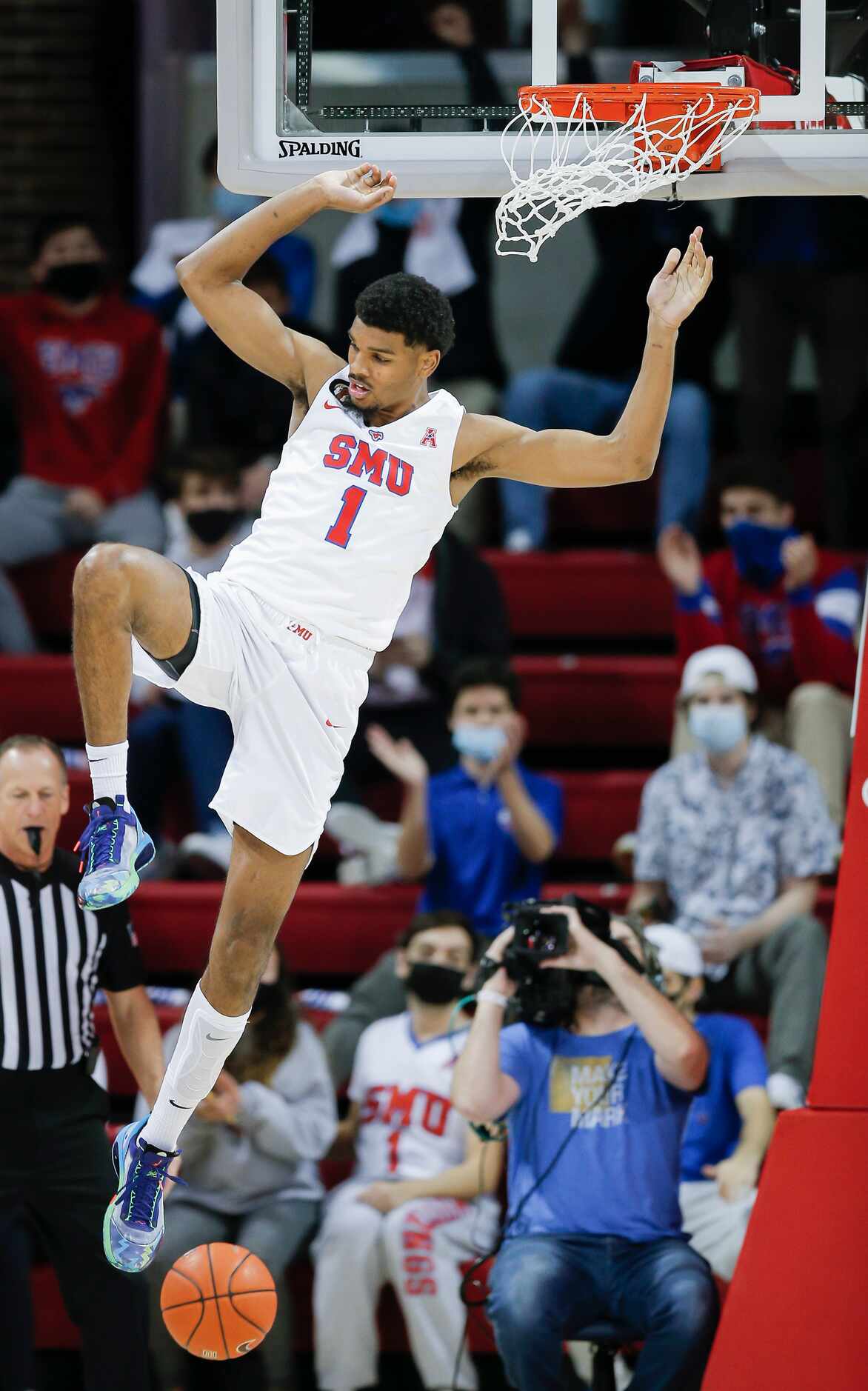 SMU forward Feron Hunt (1) dunks during the first half of a college basketball game against...