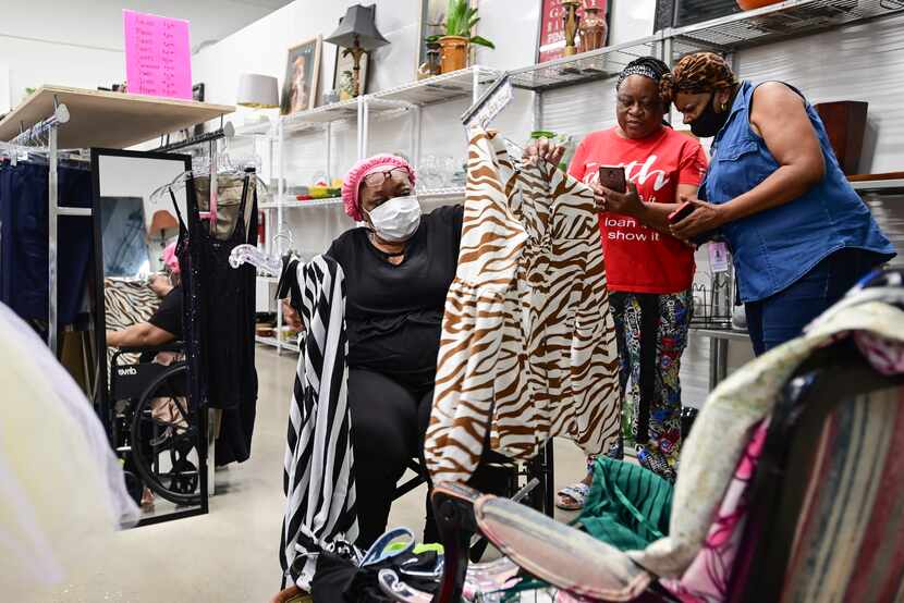 Bonnie Hudson, de 73 años, a la izquierda, hojea ropa de mujer mientras su hermana Margaret...