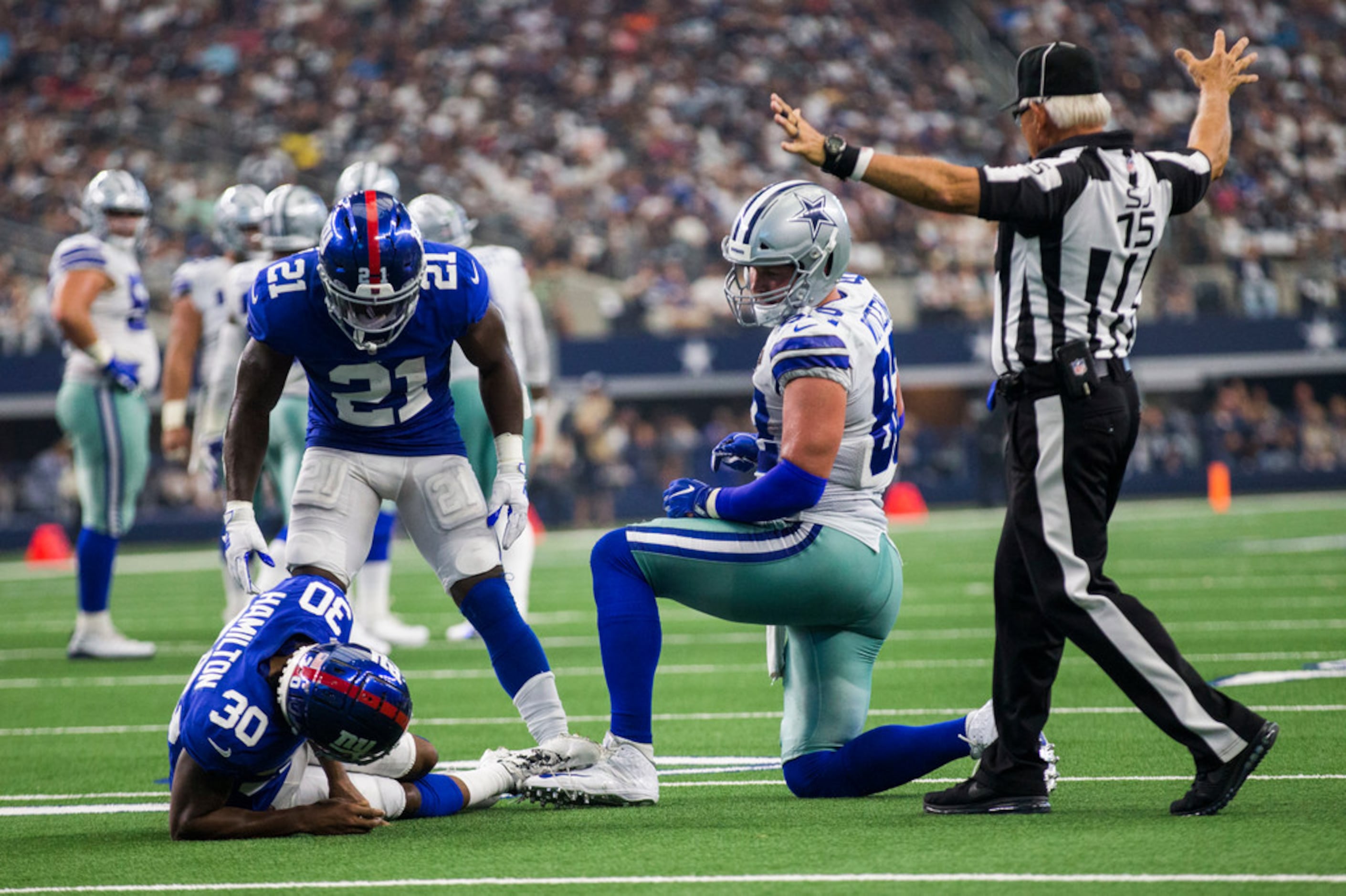 Oct. 16, 2011 - Foxborough, Massachusetts, U.S - Dallas Cowboys TE Jason  Witten (82) runs to the line.