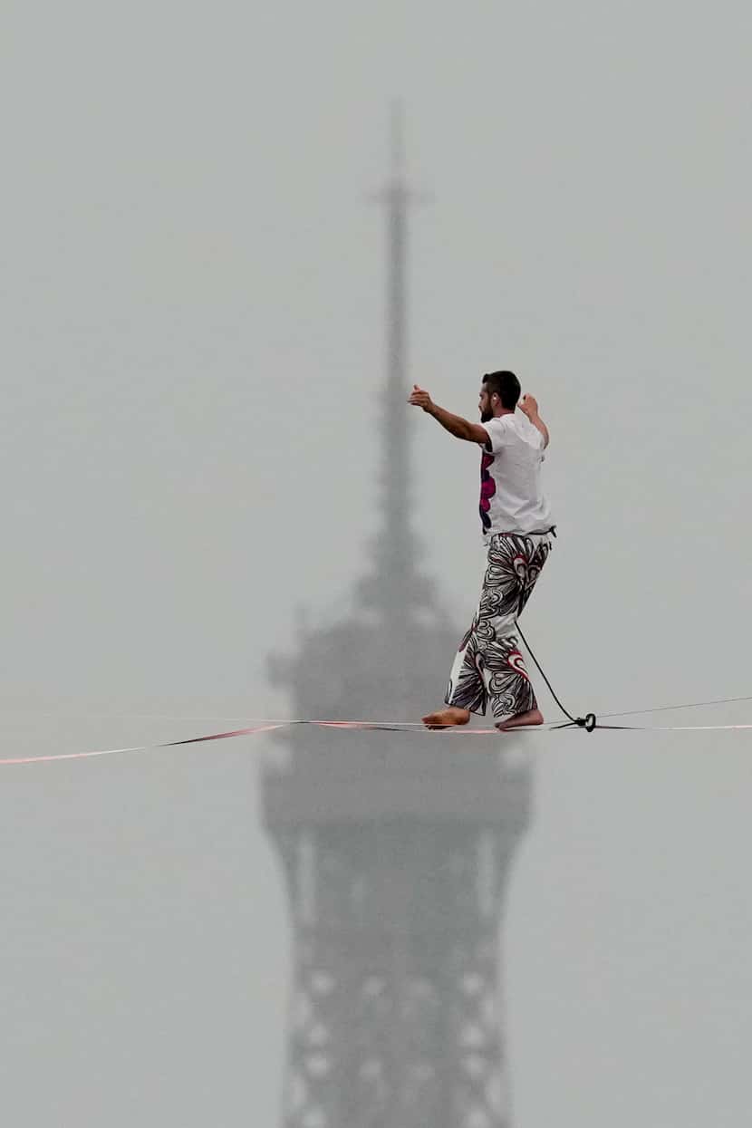 Una equilibrista realiza un acto en París, Francia, durante la ceremonia de apertura de los...