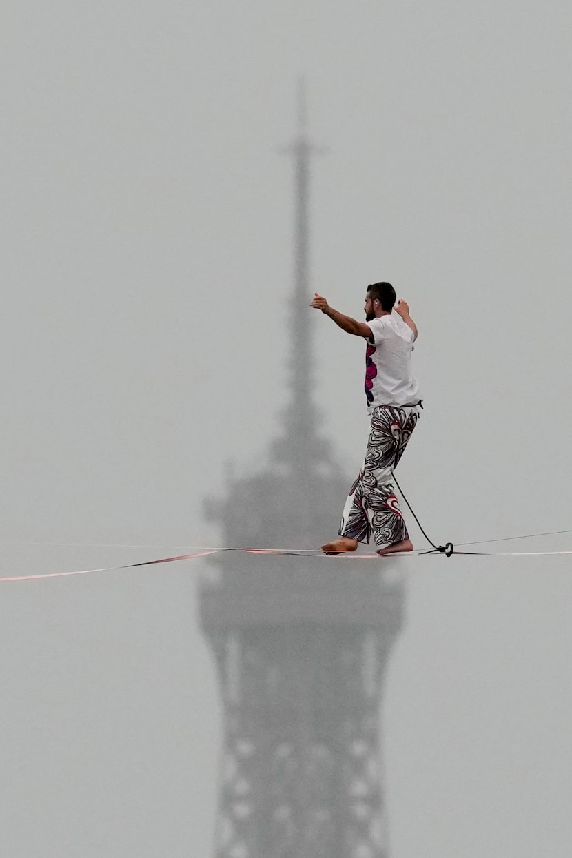 Una equilibrista realiza un acto en París, Francia, durante la ceremonia de apertura de los...