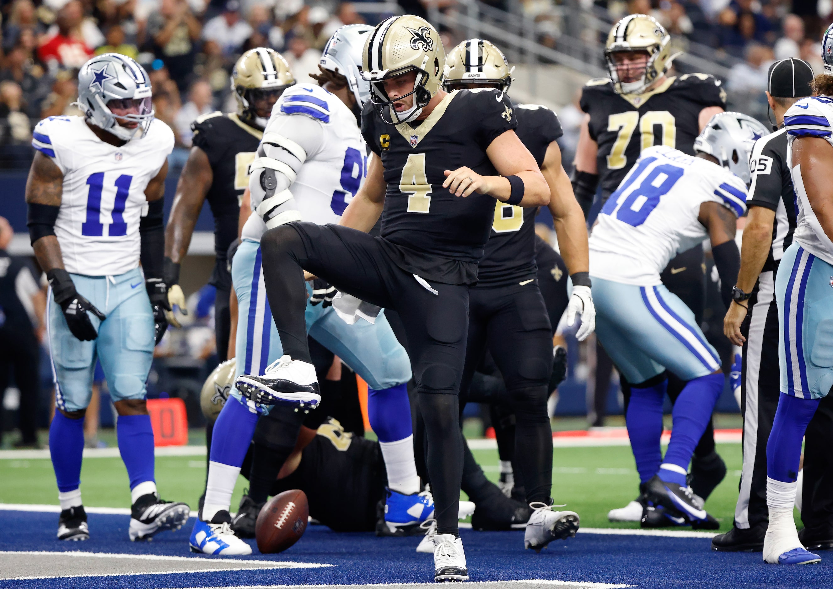 New Orleans Saints quarterback Derek Carr (4) celebrates his short touchdown run at the...