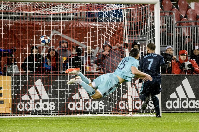 Toronto FC forward Jordan Hamilton (7) scores as Minnesota United's Michael Boxall (15)...