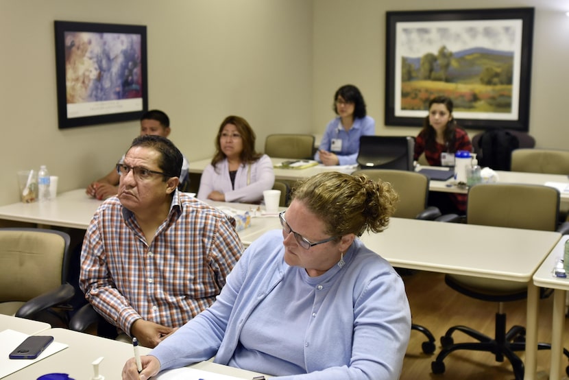 Pacientes reciben información sobre trasplante de riñón en The Dallas Nephrology Clinic, en...