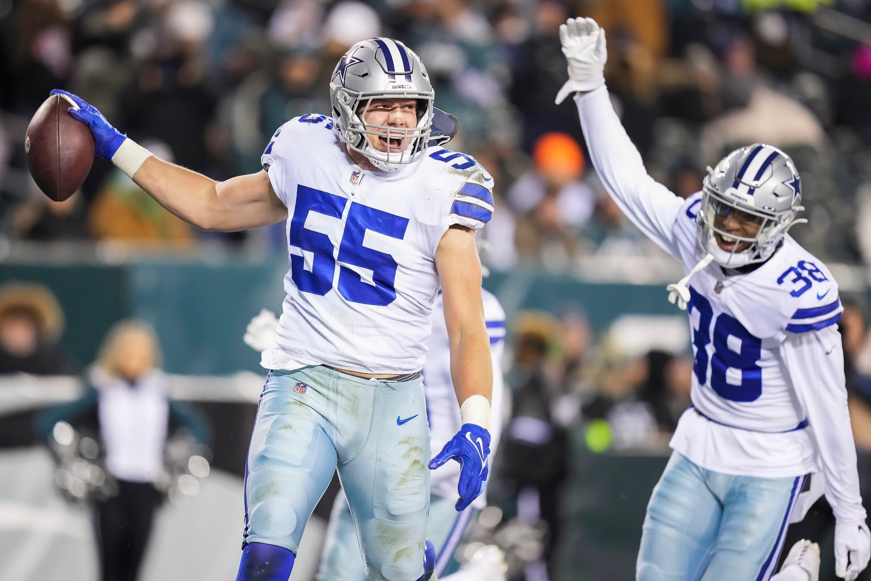 Leighton Vander Esch is again the linchpin of the Cowboys defense