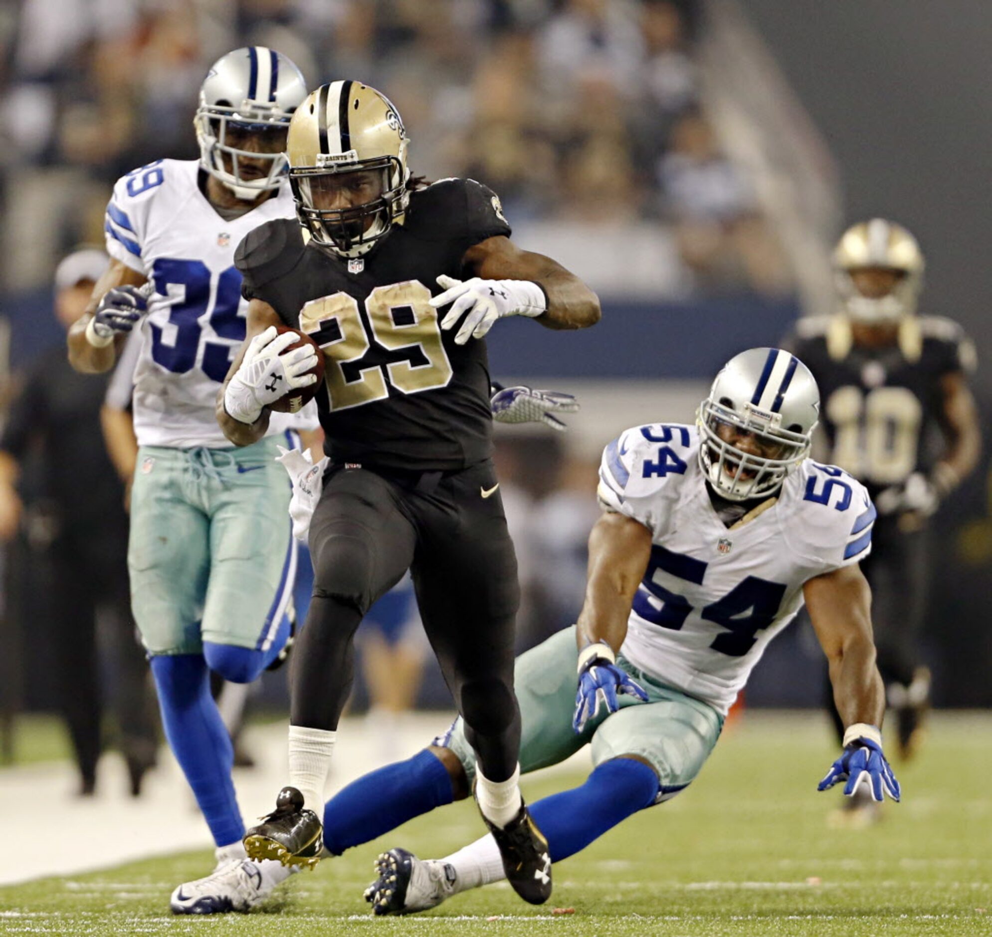 New Orleans Saints running back Khiry Robinson (29) runs up the field as Dallas Cowboys...