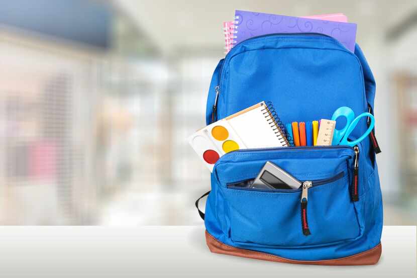 Entregaran mochila y útiles escolares durante una feria de regreso a clases en Cedar Hill....