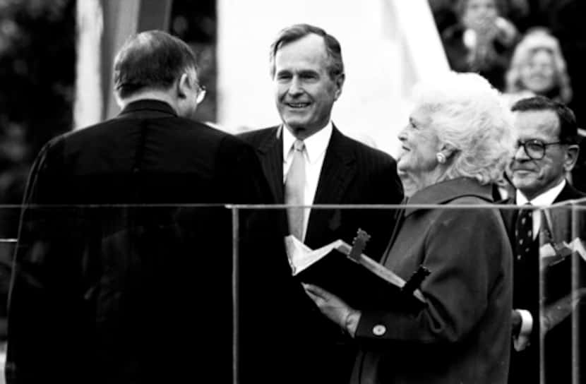 Barbara Bush, junto a su esposo George, mientras juramenta para hacerse cargo de la...