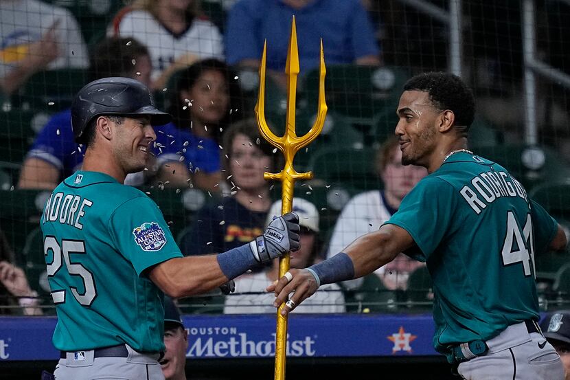 Julio Rodriguez sets major league record with 17th hit in 4 games, Mariners  down Astros