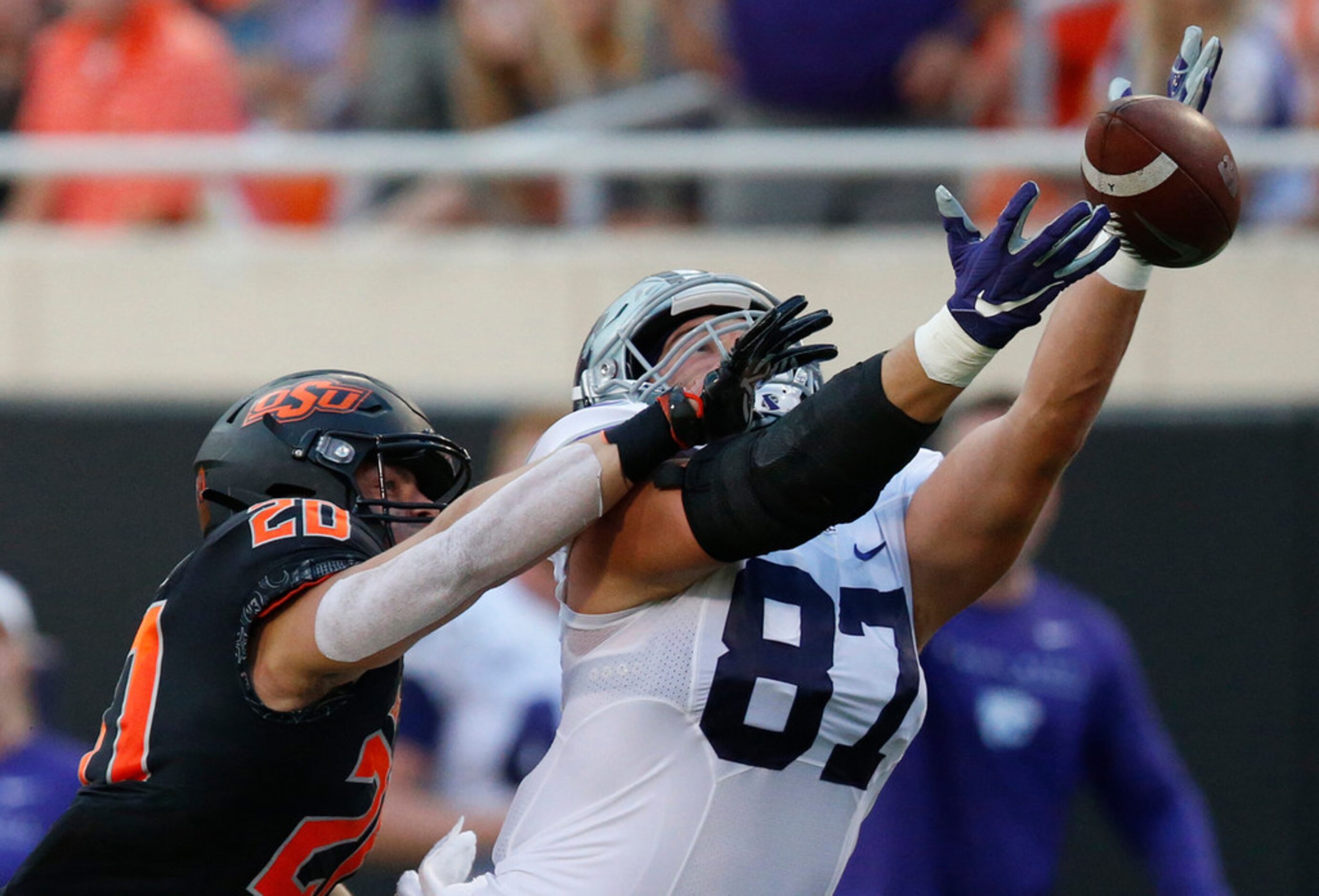 K-State\ tight end Nick Lenners (87) can't quite get his hands on a Skylar Thompson pass...