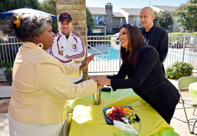 Lena Carroll, residente del complejo saluda a Eva Longoria, una de las inversionistas del...