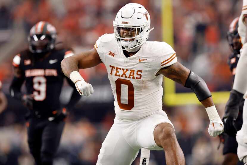 Texas Longhorns tight end Ja'Tavion Sanders (0) reacts after a second quarter catch and run...