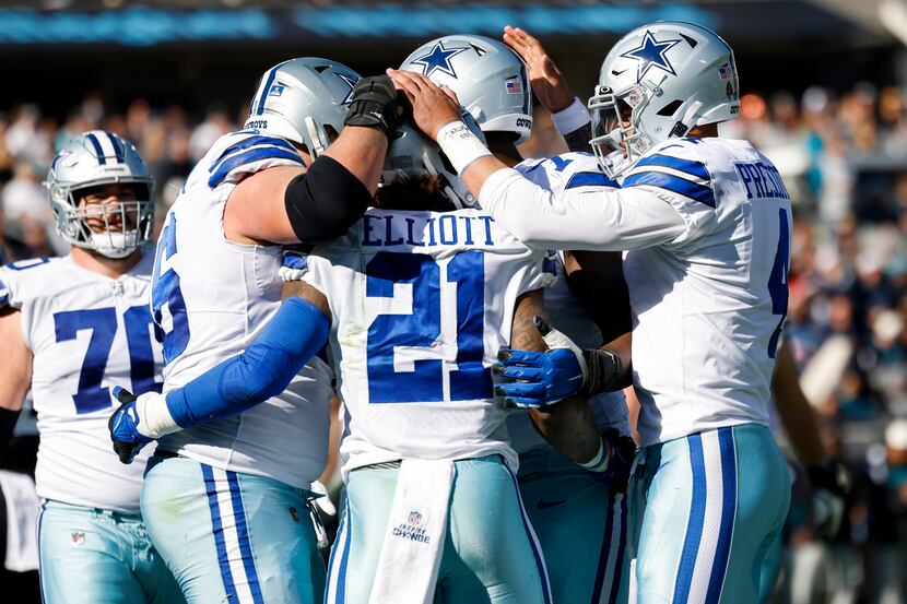 Dallas Cowboys running back Ezekiel Elliott (21) celebrates a touchdown with teammates...