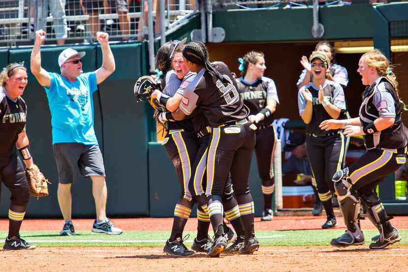 Forney pitcher Savanna DesRochers (center) celebrates with her team after beating Mont...