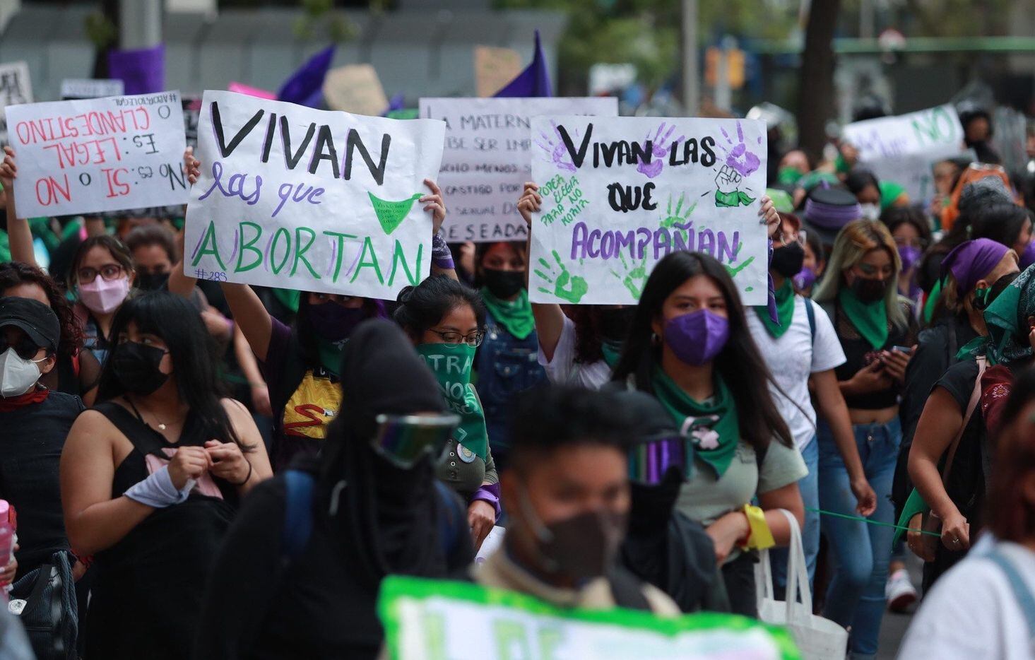Una manifestación de personas en la Ciudad de México pidiendo legalizar el derecho al aborto.