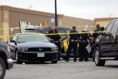 Una mujer fue baleada en la afueras de un Wal-Mart en S. Buckner Blvd.
