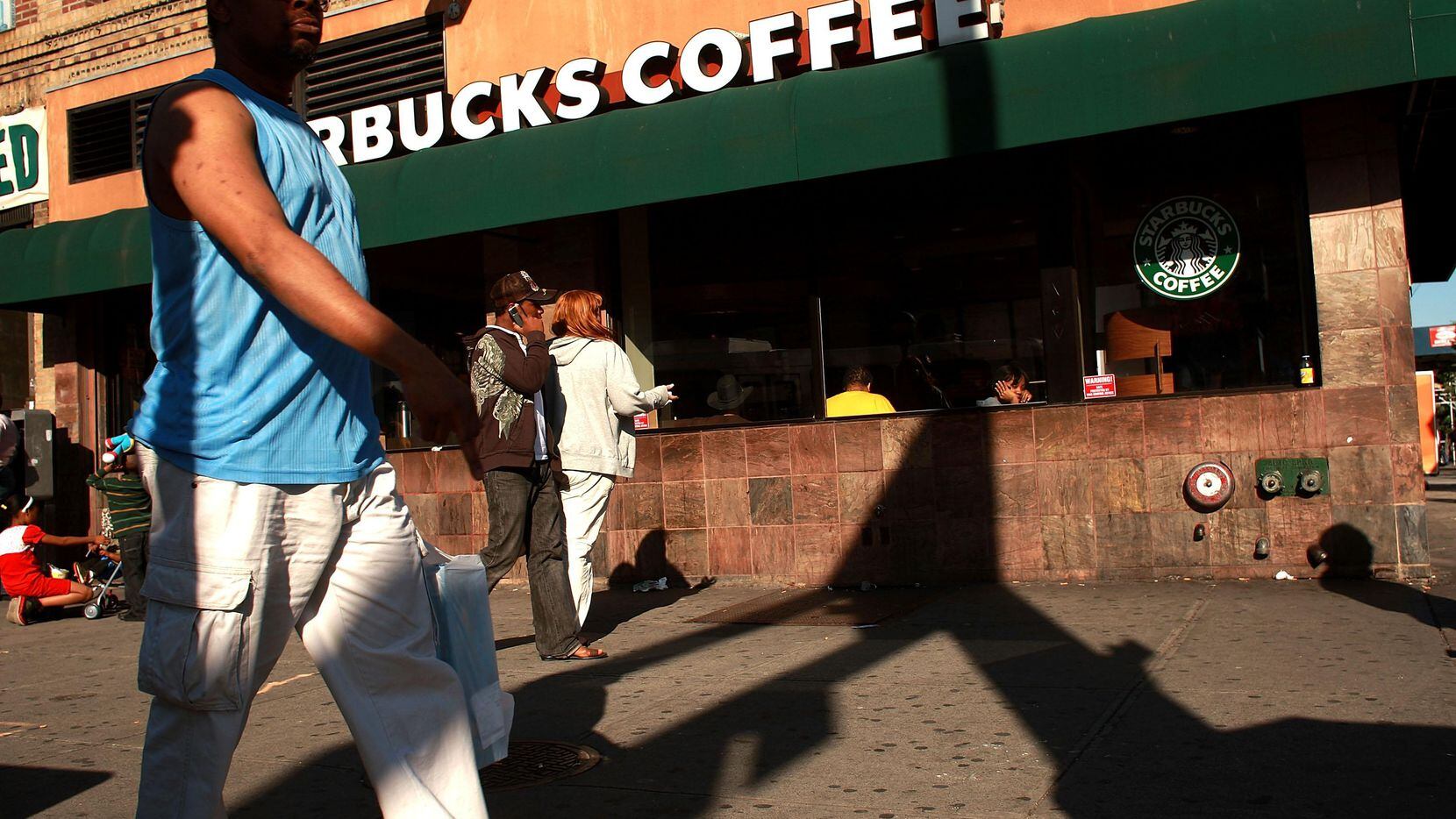 Una persona camina por enfrente de una tienda de Starbucks en Nueva York.(GETTY IMAGES)

