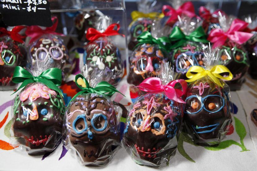 Calaveritas decoradas por CocoAndré Chocolatier para conmemorar el Día de los Muertos....