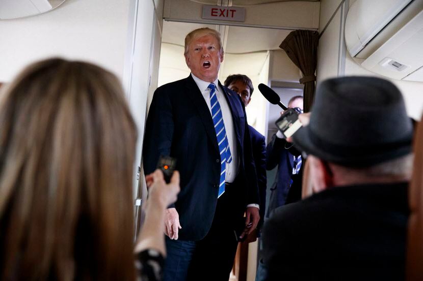 Donald Trump habla con reporteros a bordo del Air Force One./AP

