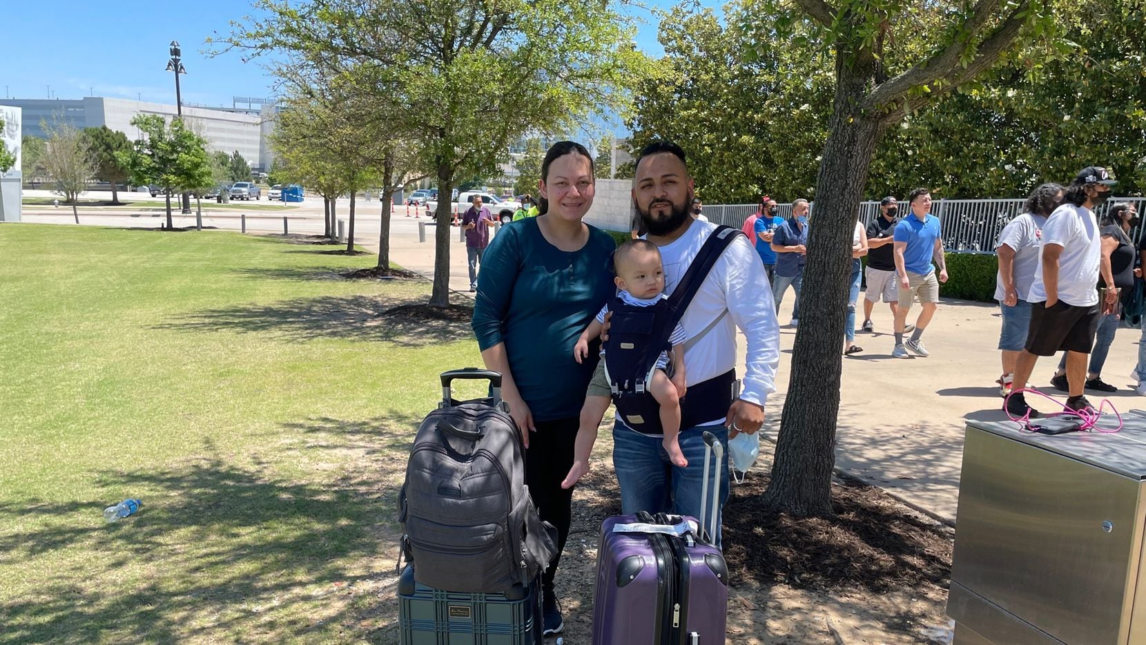 Laura Cárcamo, Gustavo Peña, y su hijo de 11 meses, llegaron con todo y maletas al AT&T Stadium para ver a Saúl "Canelo" Álvarez.