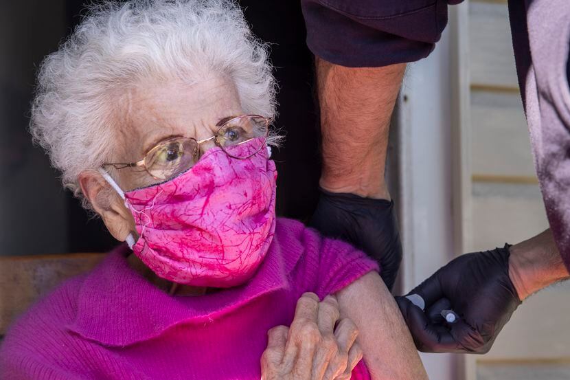 Elida Garza de 87 años, recibió la vacuna contra covid-19 el 2 de febrero en Corpus Christi,...