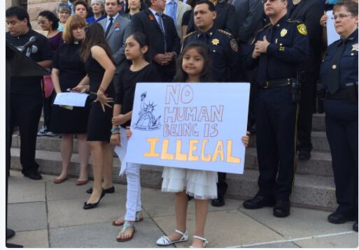 Manifestantes acudieron al Capitolio texano para expresar su oposición al proyecto de ley...