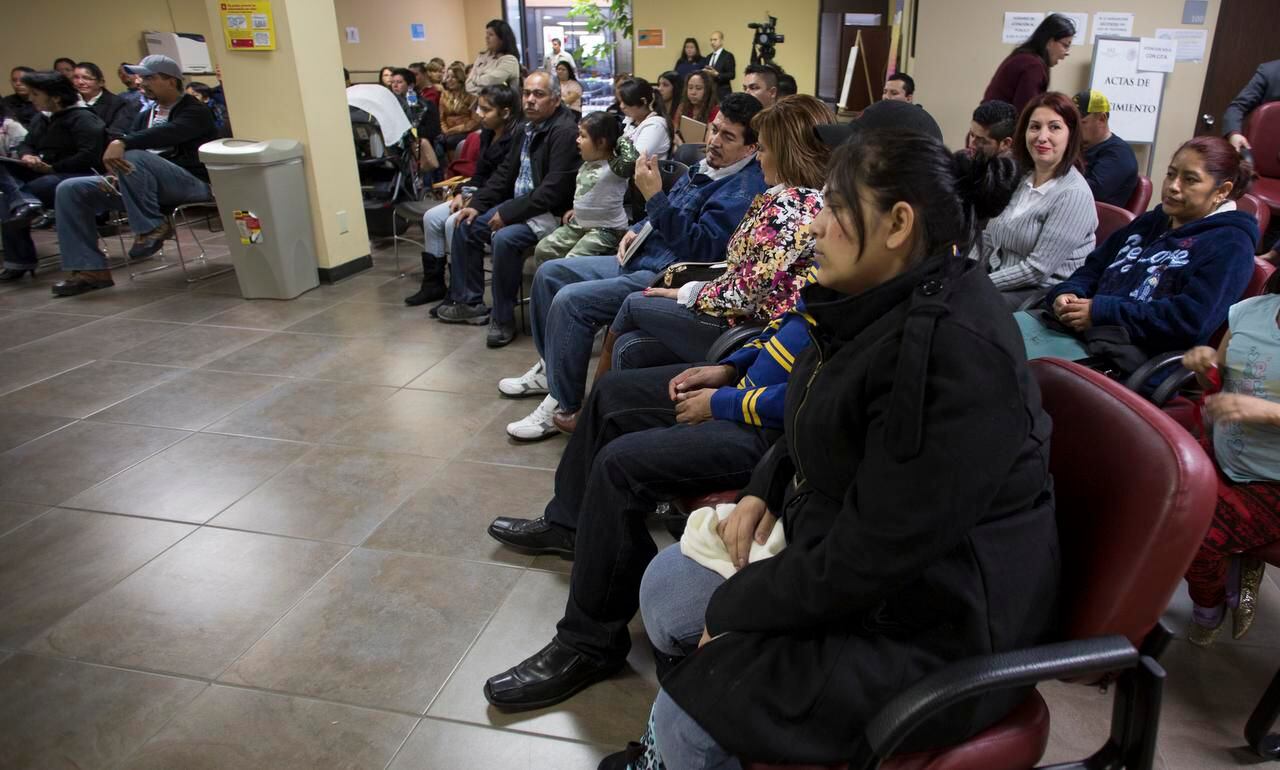 Familias asisten a una clínica de inmigración organizada por el Consulado Mexicano de...