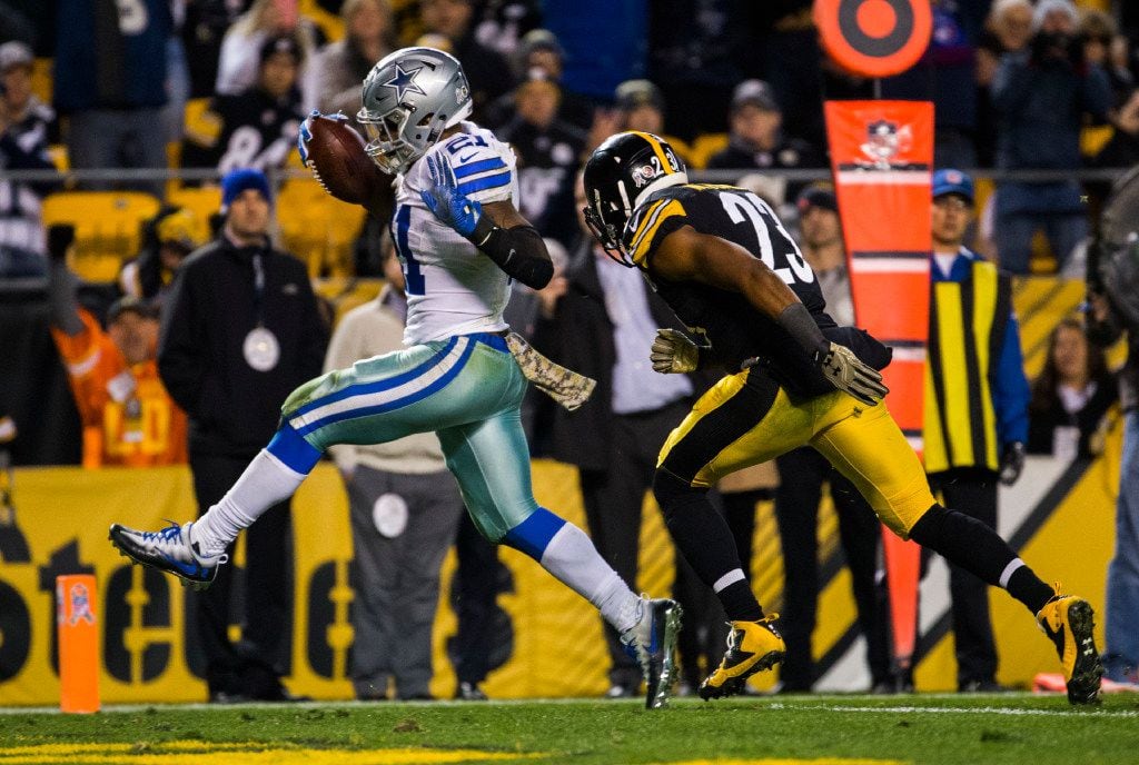 Dallas Cowboys running back Ezekiel Elliott (21) runs over the goal line for a touchdown...