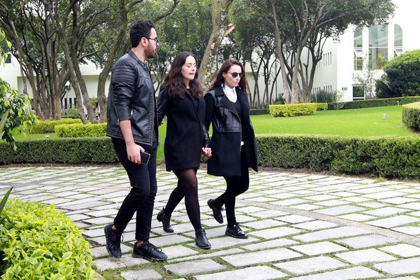 La actriz Zuria Vega (centro), hija de Gonzalo Vega, aprecia compañía de familiares y amigos...