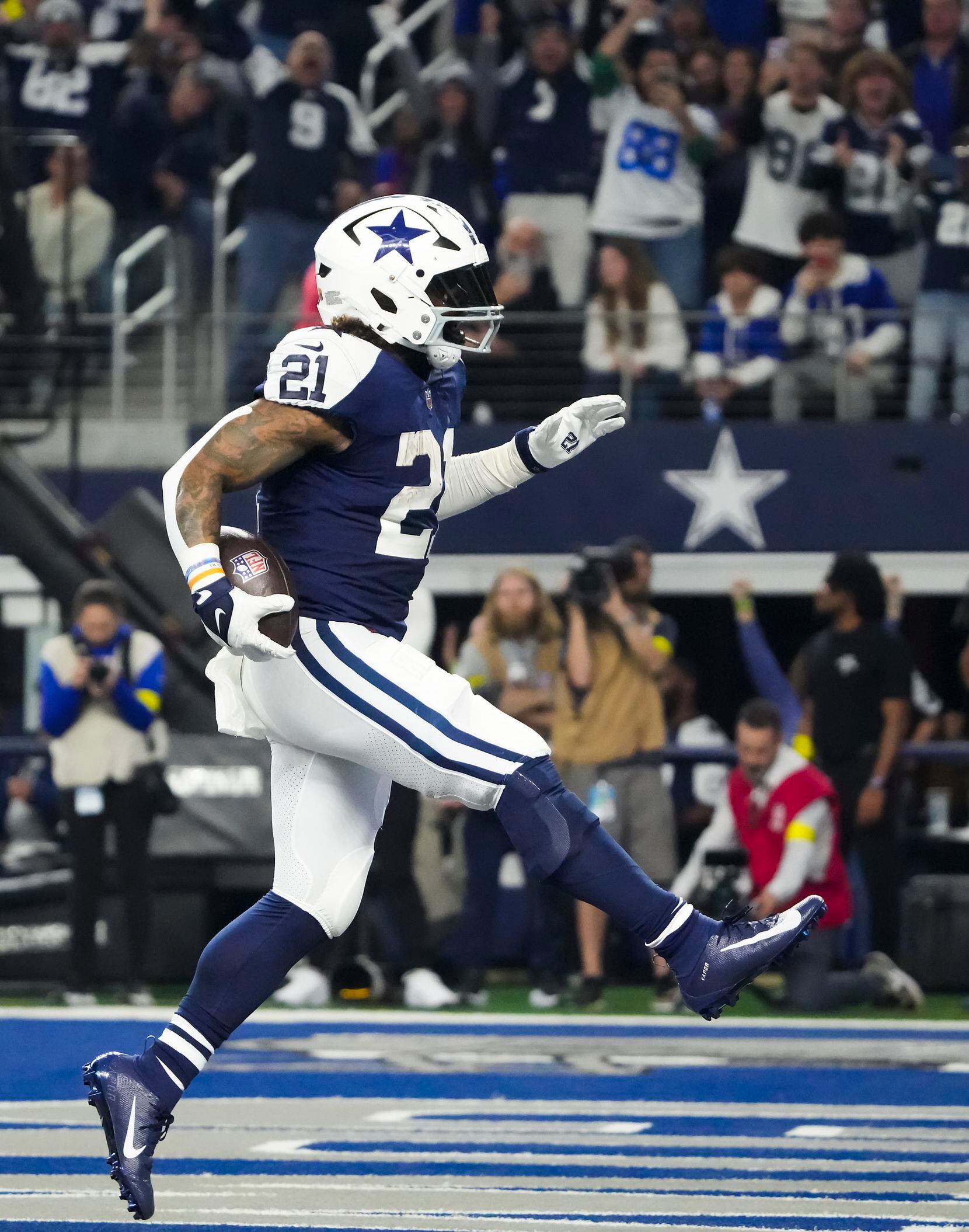 Dallas Cowboys running back Ezekiel Elliott (21) celebrates after scoring on a touchdown run...