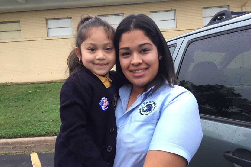Yvette Sarabia votó el martes en Oak Cliff. Dijo que quería enseñarle a su hija la...