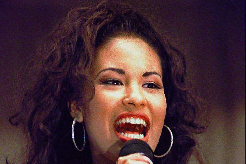Selena performing in 1994