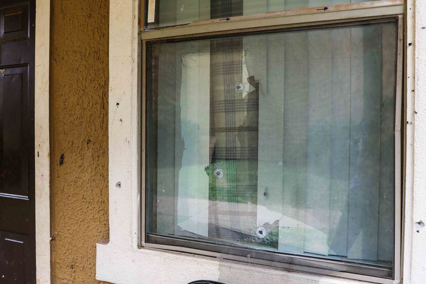 Varios hoyos hechos por disparos se ven en la ventana del apartamento donde Hope Hensley fue...