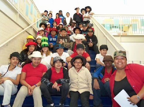 Estudiantes de la primaria Ebby Halliday posan con sus gorras, apoyando la semana del listón...