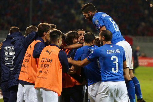 El equipo de Italia celebra su gol contra Albania en el partido del grupo G para las...