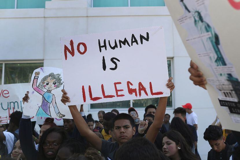 “Ningún humano es ilegal”, indica un mensaje de una manifestante durante una marcha a favor...