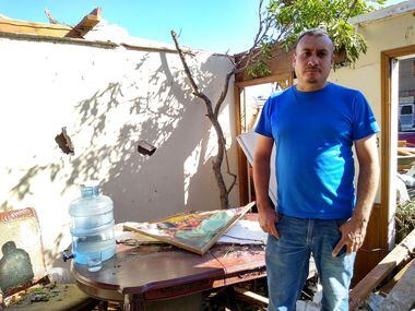 Manuel Rojas, de 38 años, muestra lo que fue su cocina. La vivienda que arrendaba en Preston Hollow quedó destruida tras el paso del tornado el domingo, pero Rojas no cuenta con seguro de arrendatario.
