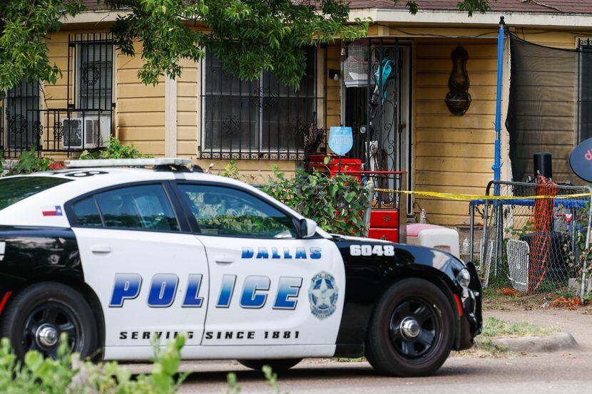 Un carro de la policía de Dallas afuera de una casa sobre la cuadra 2800 de Silkwood Street...