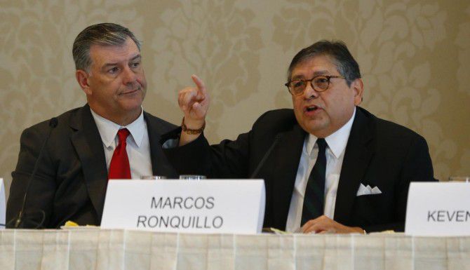 El abogado Marcos Ronquillo (der.) expresa una opinión durante el debate con el alcalde Mike...