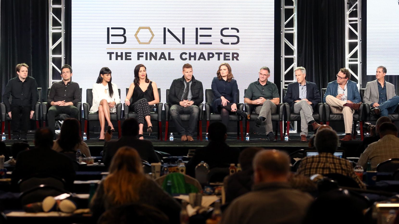 Equipo del show 'Bones' durante un conversatorio en el Langham Hotel en enero de 2017 en Pasadena, California.