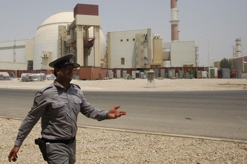 Un oficial de seguridad resfuarda la planta nuclear Bushehr en Iran.(AP)
