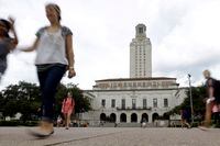 En esta foto de archivo, se ven estudiantes caminar por el campus de la Universidad de Texas...