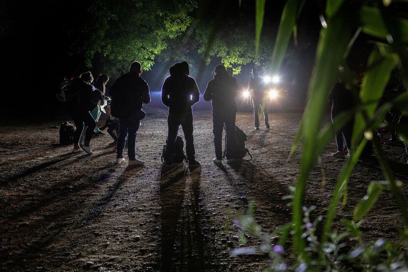 Agentes de seguridad de Texas detienen a un grupo de migrantes en Del Rio, Texas.