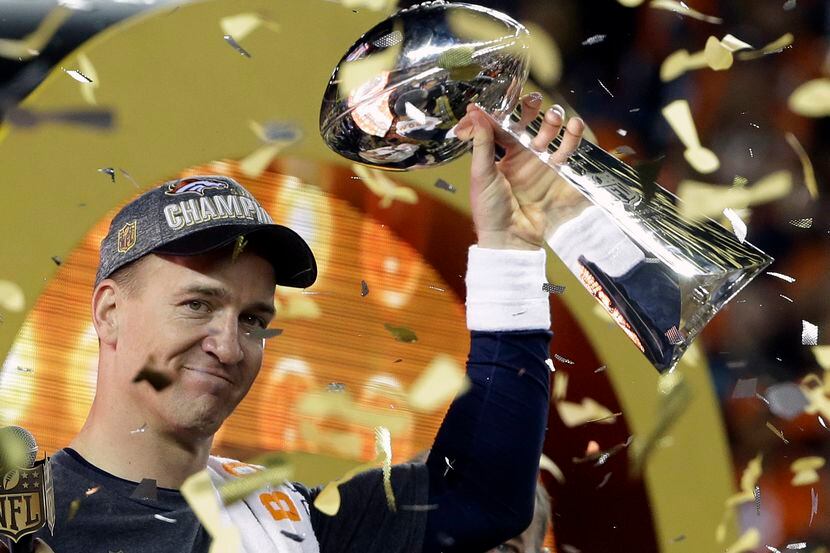 Peyton Manning levanta el trofeo Vince Lombardi luego de guiar a Denver al título de la NFL.
