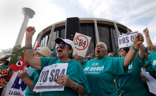 Fort Worth considera unirse al litigio que busca bloquear la SB4. La demanda se encuentra en...