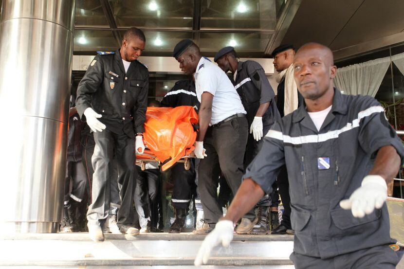 Un grupo de agentes de seguridad evacúan a víctimas del hotel Raddison Blu, en Bamako, Mali....